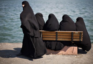 Para wanita Saudi Arabia sedang berjemur matahari